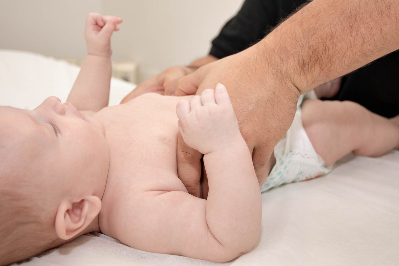 Fisioterapeuta tratando a un bebé