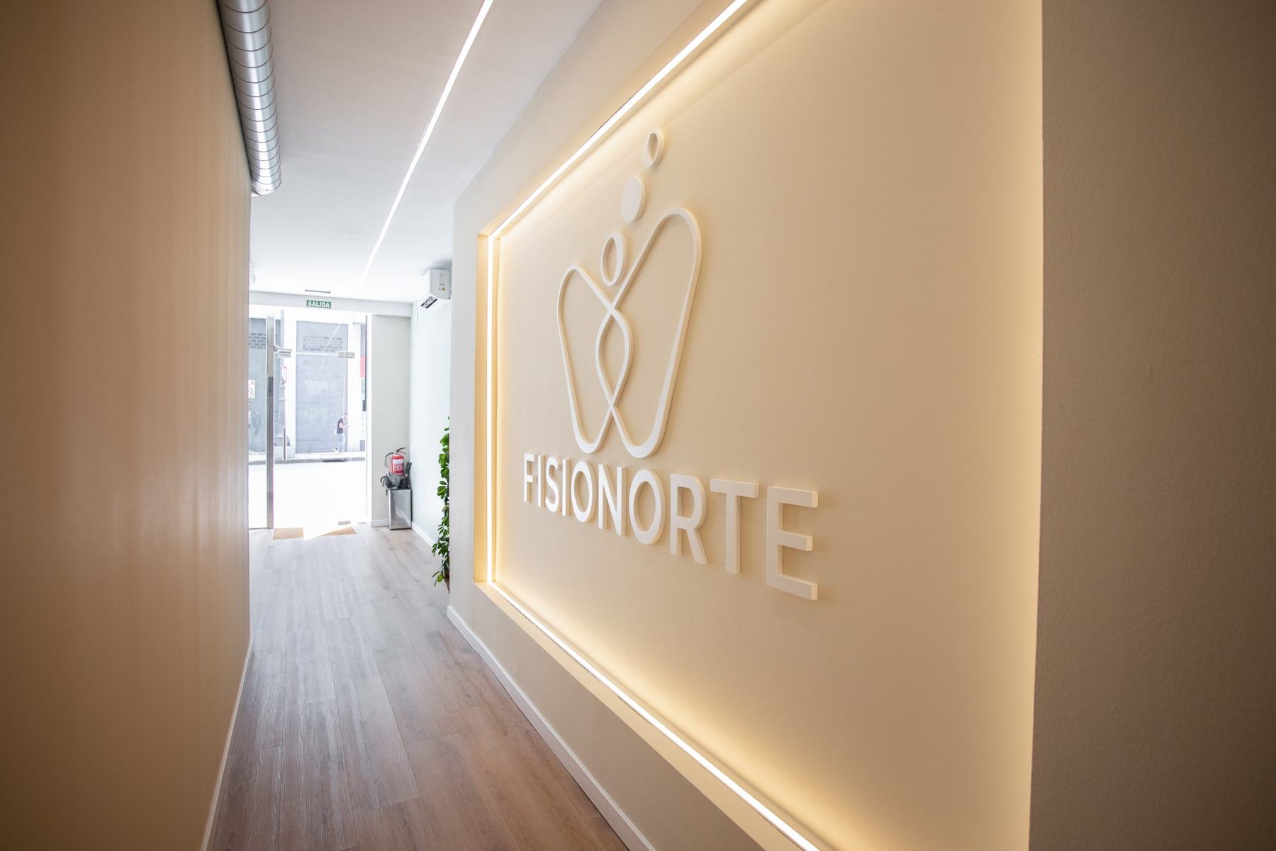 Pasillo de Fisionorte con el logo iluminado